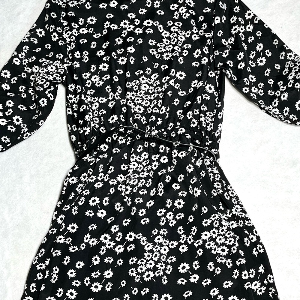 Black and white BeBop dress with pretty flowers and black belt very pretty dress